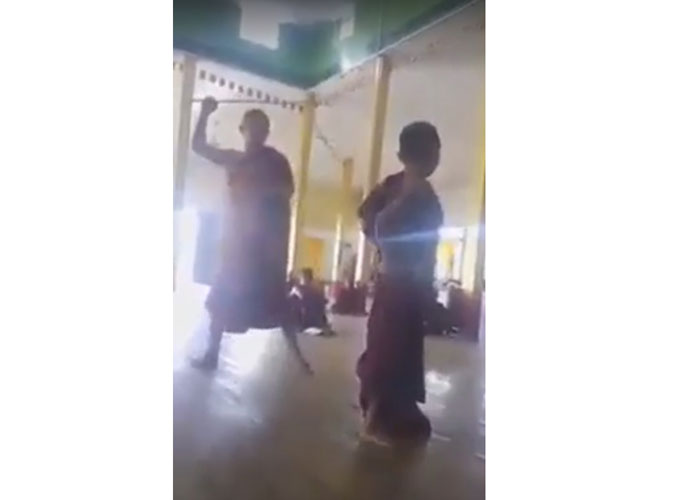 Budist keşişten çocuğa öldüresiye dayak